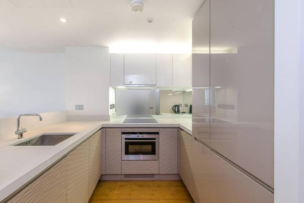 Skyview Waterside City Luxury Apartment Londres Extérieur photo