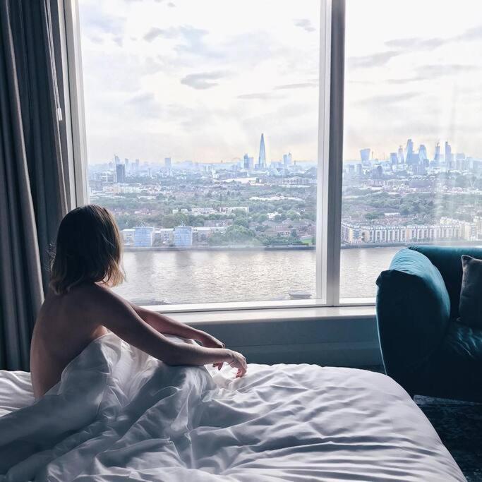 Skyview Waterside City Luxury Apartment Londres Extérieur photo