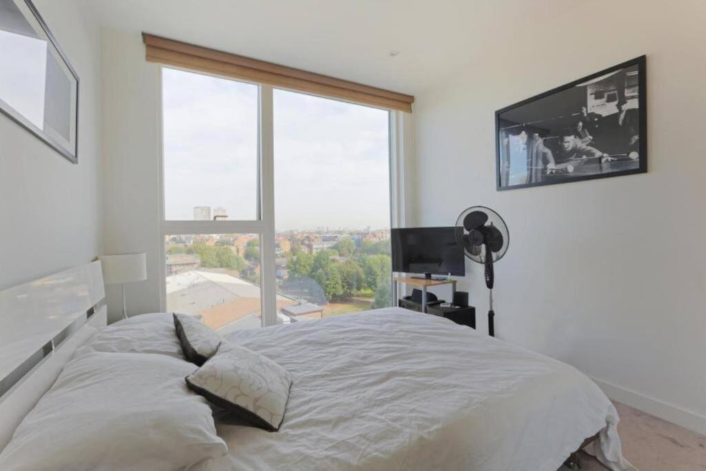 Skyview Waterside City Luxury Apartment Londres Extérieur photo