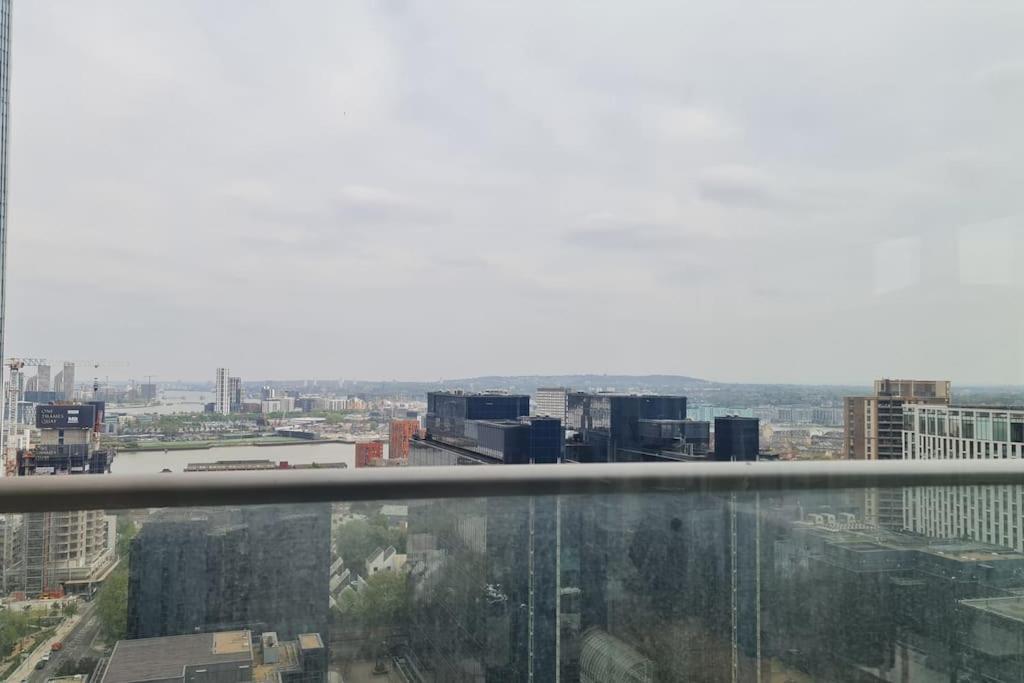 Skyview Waterside City Luxury Apartment Londres Extérieur photo